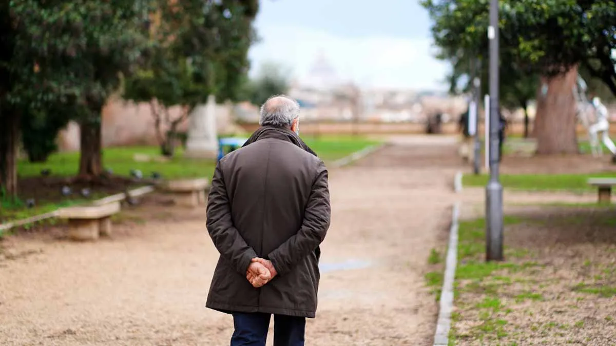 En tyst ritual: att gå med händerna bakom ryggen