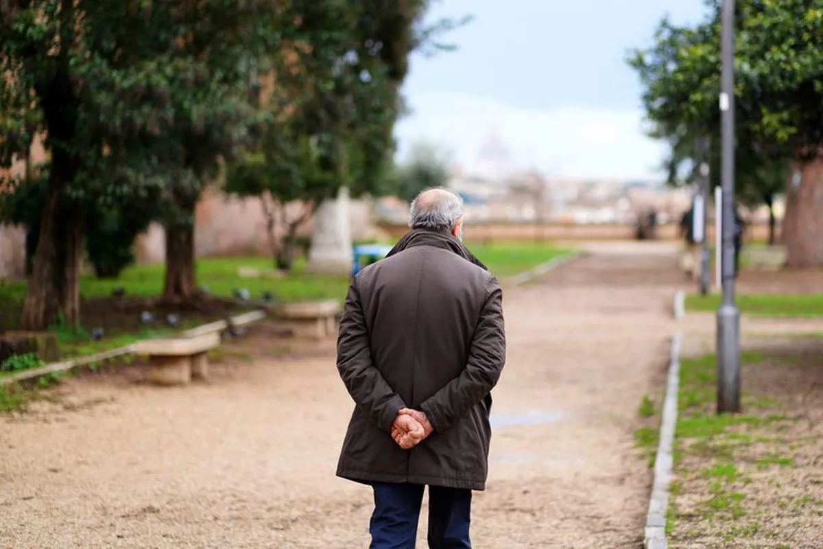 Att gå med händerna bakom ryggen: ett fönster till ditt inre sinne