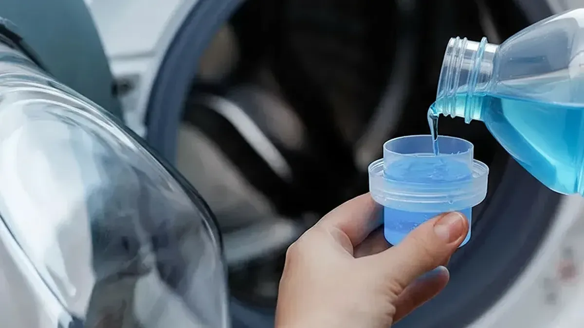 Byt ut kemiskt mjukmedel mot vit naturvinäger för friskare tvätt