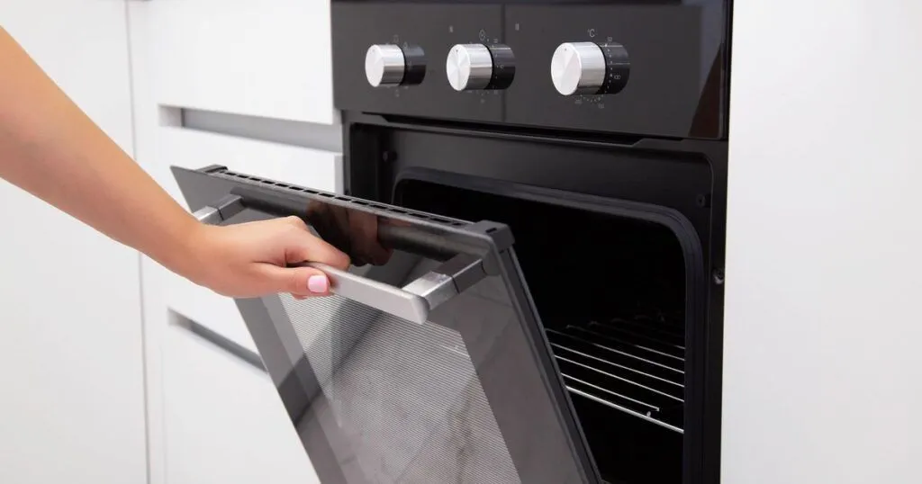 Ett smart sätt att rengöra ugnsglaset utan verktyg