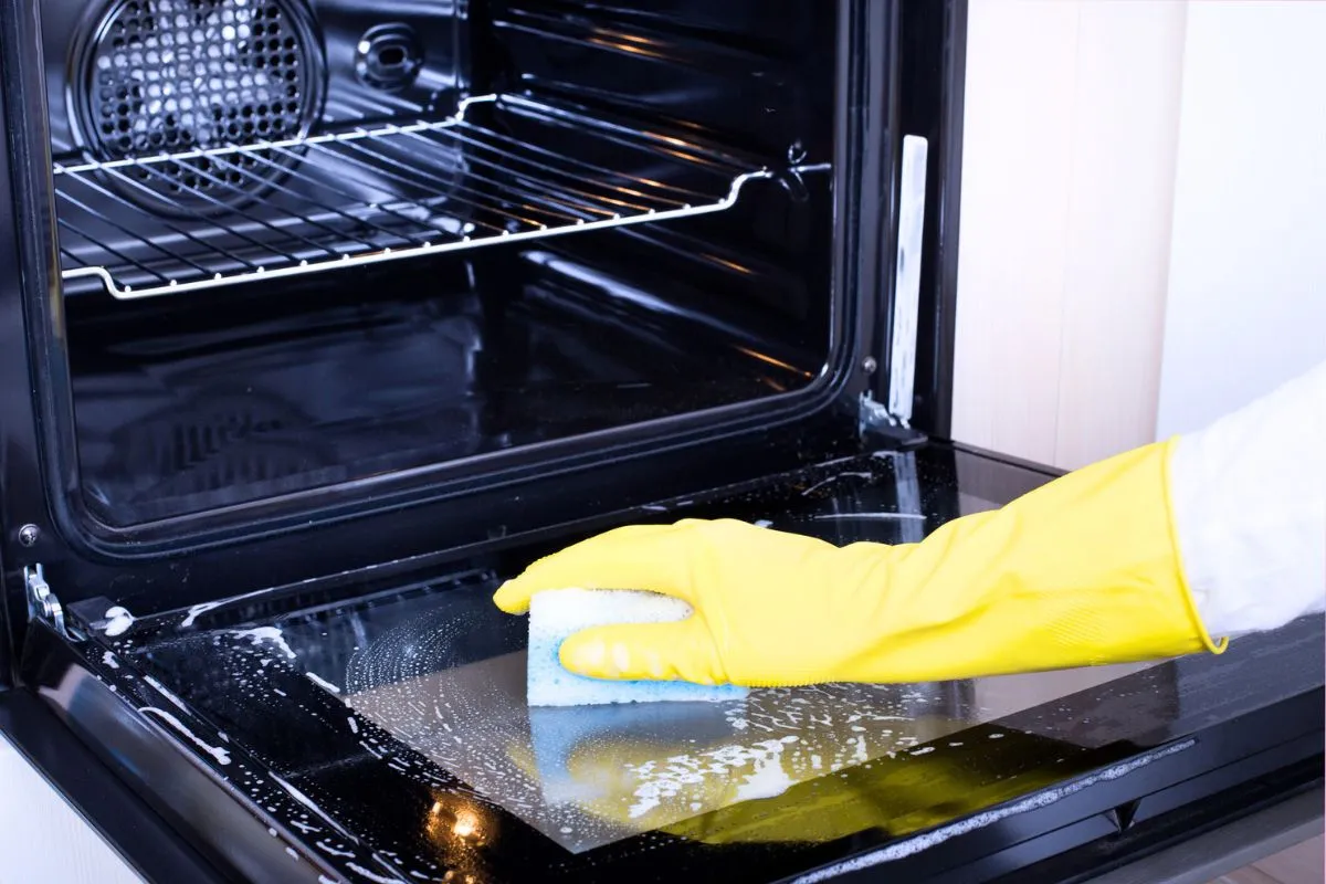 Få ugnsglaset skinande rent — enkelt och snabbt