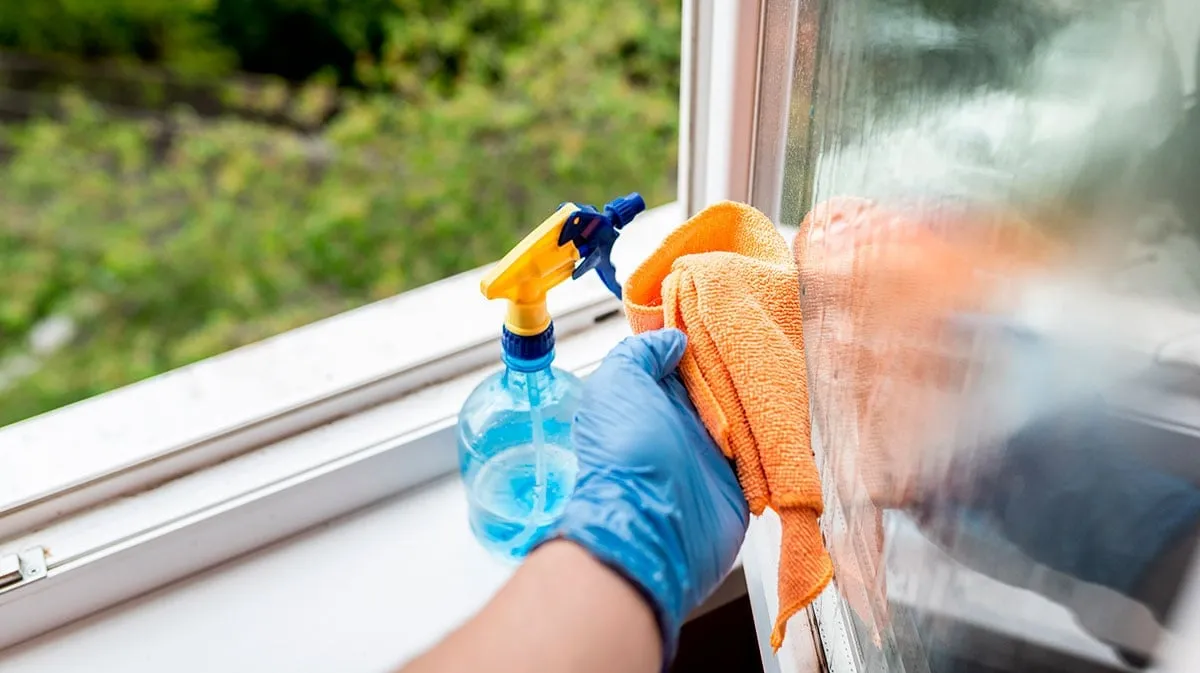 En sked som räcker – så håller fönstren sig rena till våren