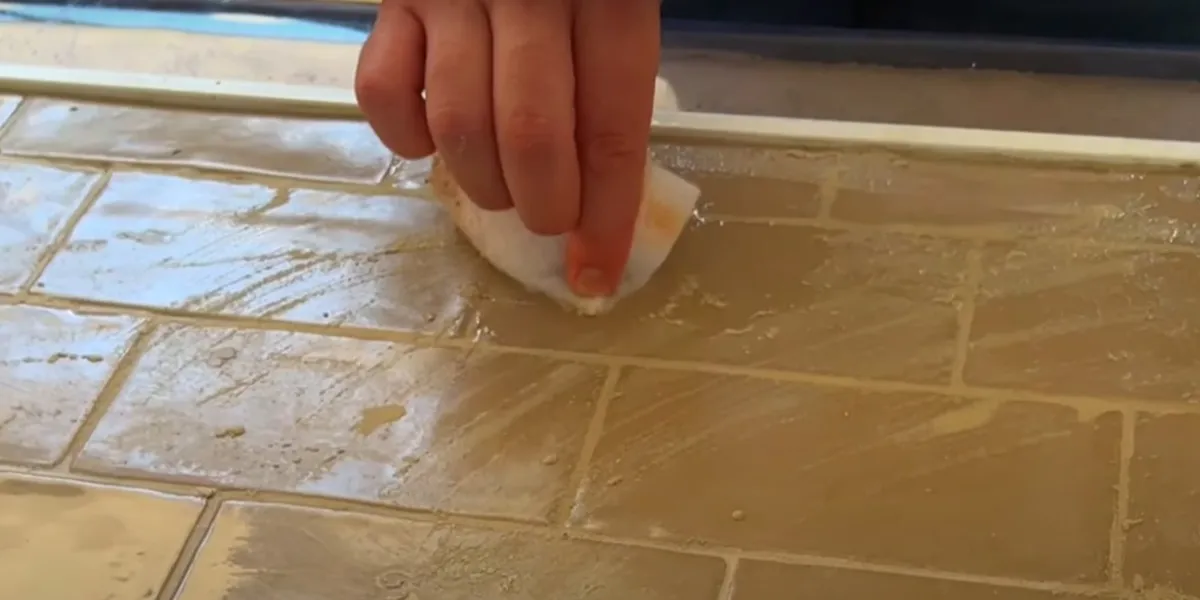 Hemgjort rengöringsmedel för fogar som gör städningen enklare