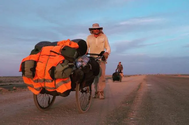 Karl Bushbys episka vandring: han försöker gå jorden runt utan motorfordon
