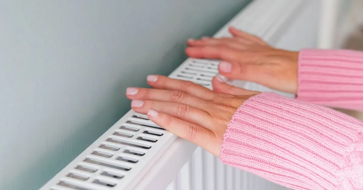 Sluta med folie bakom radiatorer — pröva en enkel metod som värmer rummet snabbare